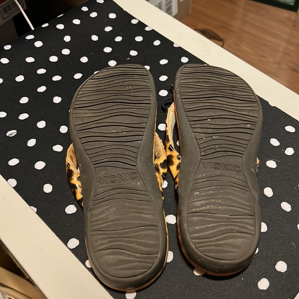 Gently Loved Vionic Flip Flops - image 3